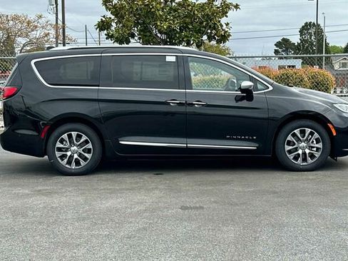 New 2023 Chrysler Pacifica Pinnacle image 3