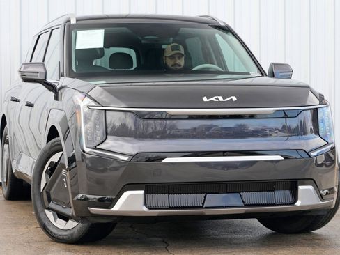 Used 2024 Kia EV9 Land image 4