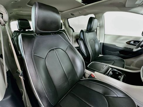 Used 2024 Chrysler Pacifica Limited FWD image 29
