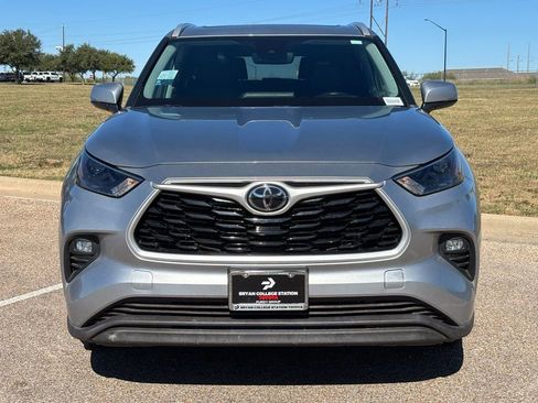 Used 2023 Toyota Highlander XLE image 3