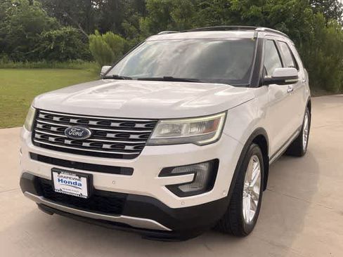 Used 2017 Ford Explorer Limited w/ Equipment Group 301A FWD image 2