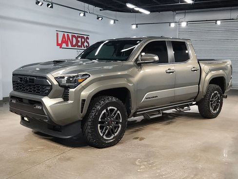 Used 2025 Toyota Tacoma TRD Sport AWD/4WD image 3