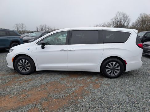 Used 2024 Chrysler Pacifica Select image 2