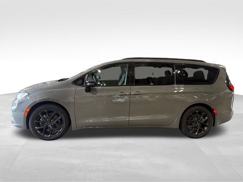Used 2025 Chrysler Pacifica Limited FWD image 2