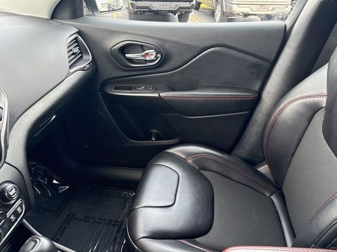 Used 2022 Jeep Cherokee Trailhawk w/ Comfort/Convenience Group image 23