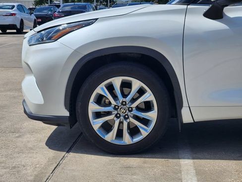 Certified 2021 Toyota Highlander Limited FWD image 8