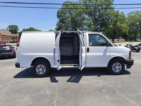 Used 2017 Chevrolet Express 2500 RWD image 22