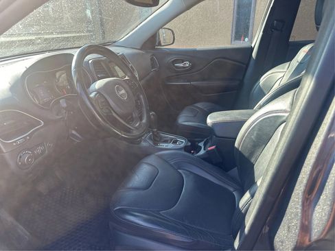 Used 2019 Jeep Cherokee Trailhawk image 9