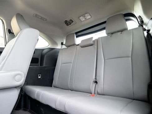 Used 2025 Toyota Highlander XLE AWD/4WD image 35