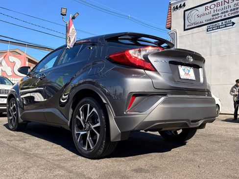 Used 2022 Toyota C-HR XLE image 11