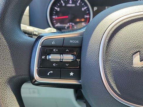 Used 2022 Kia Carnival LX image 20