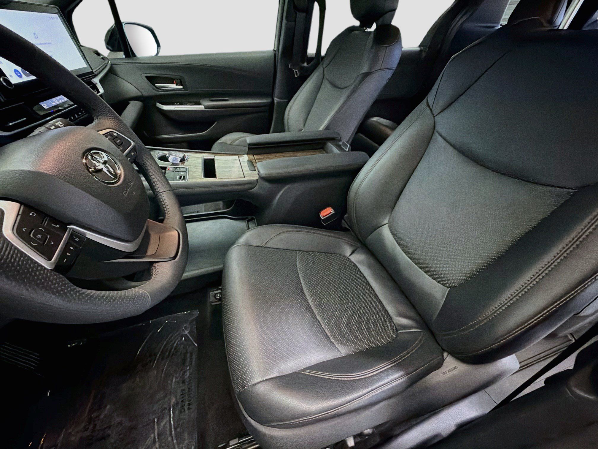 Used 2025 Toyota Sienna Limited FWD image 11