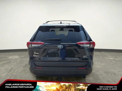 Used 2022 Toyota RAV4 XLE Premium AWD/4WD image 5