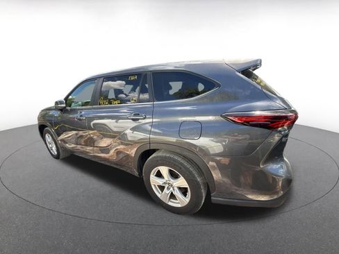 Used 2025 Toyota Highlander LE FWD image 5