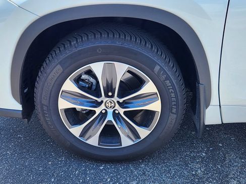 Used 2021 Toyota Highlander XLE AWD/4WD image 9