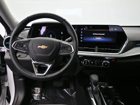 Used 2025 Chevrolet Trax LT w/ LT Convenience Package FWD image 16