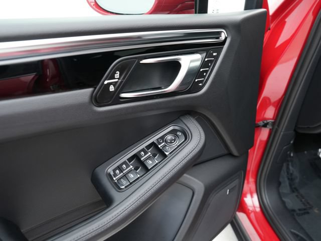 Certified 2026 Porsche Macan AWD/4WD image 9