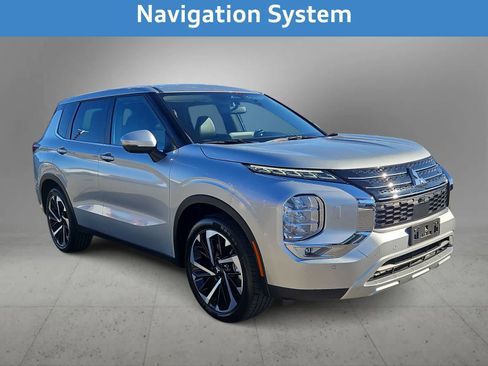 Used 2024 Mitsubishi Outlander SE image 3