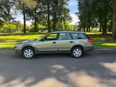Used 2005 Subaru Outback 2.5i image 2