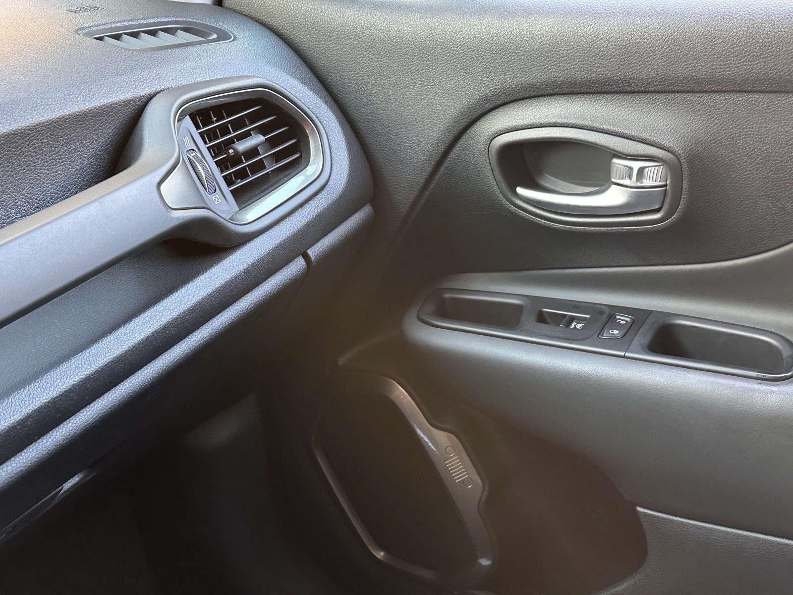 Used 2020 Jeep Renegade Limited AWD/4WD image 28