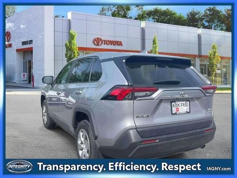 Used 2022 Toyota RAV4 LE AWD/4WD image 6