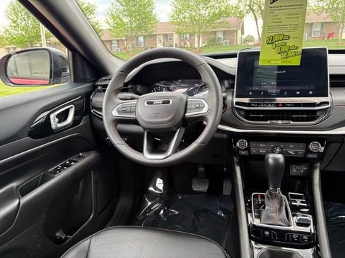 Used 2025 Jeep Compass Trailhawk AWD/4WD image 26
