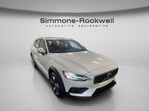 Used 2025 Volvo V60 B5 Cross Country Plus image 3