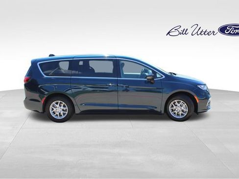 Used 2024 Chrysler Pacifica Touring-L FWD image 4