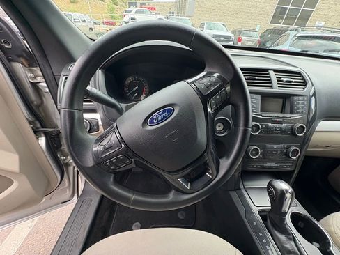 Used 2018 Ford Explorer 4WD image 2