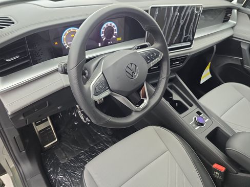 New 2026 Volkswagen Tiguan SE R-Line FWD image 16