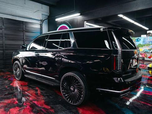 Used 2025 Cadillac Escalade Premium Luxury image 2