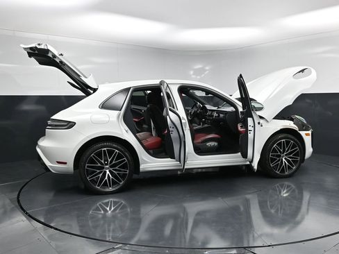 Used 2025 Porsche Macan AWD/4WD image 31