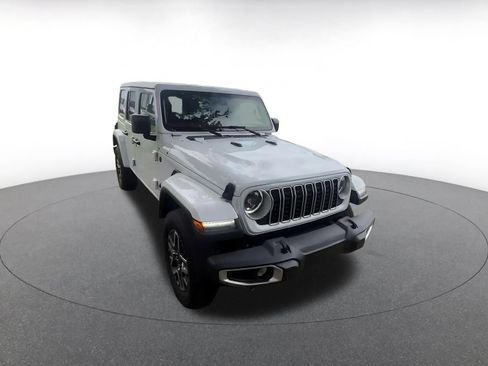 Used 2025 Jeep Wrangler Unlimited Sahara AWD/4WD image 3