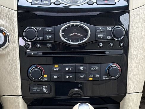 Used 2017 INFINITI QX70 AWD w/ Premium Package image 16