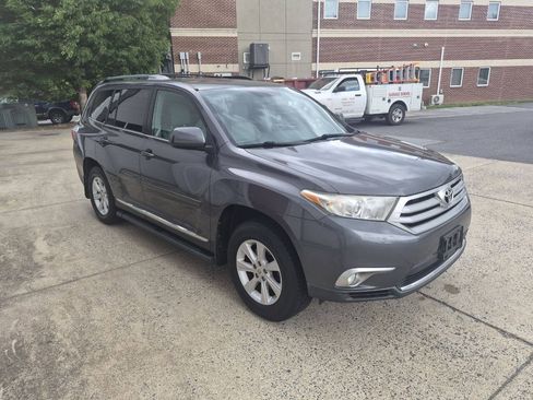 Used 2011 Toyota Highlander SE w/ Tow Pkg AWD/4WD image 3