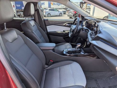 Used 2025 Chevrolet Trax LT w/ LT Convenience Package FWD image 30