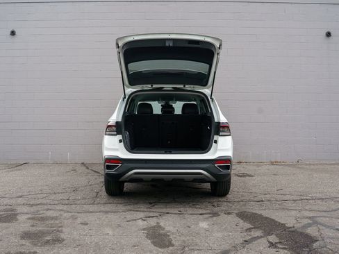 Used 2025 Volkswagen Taos SE AWD/4WD image 14