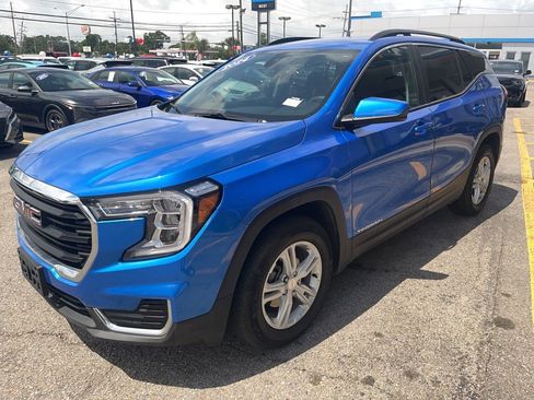 Used 2024 GMC Terrain SLE w/ Driver Convenience Package FWD image 2