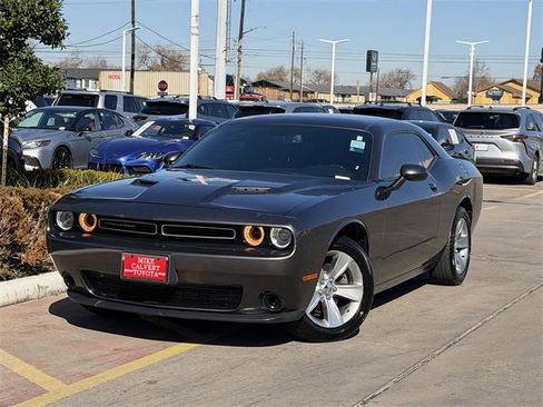 Used 2021 Dodge Challenger SXT image 2