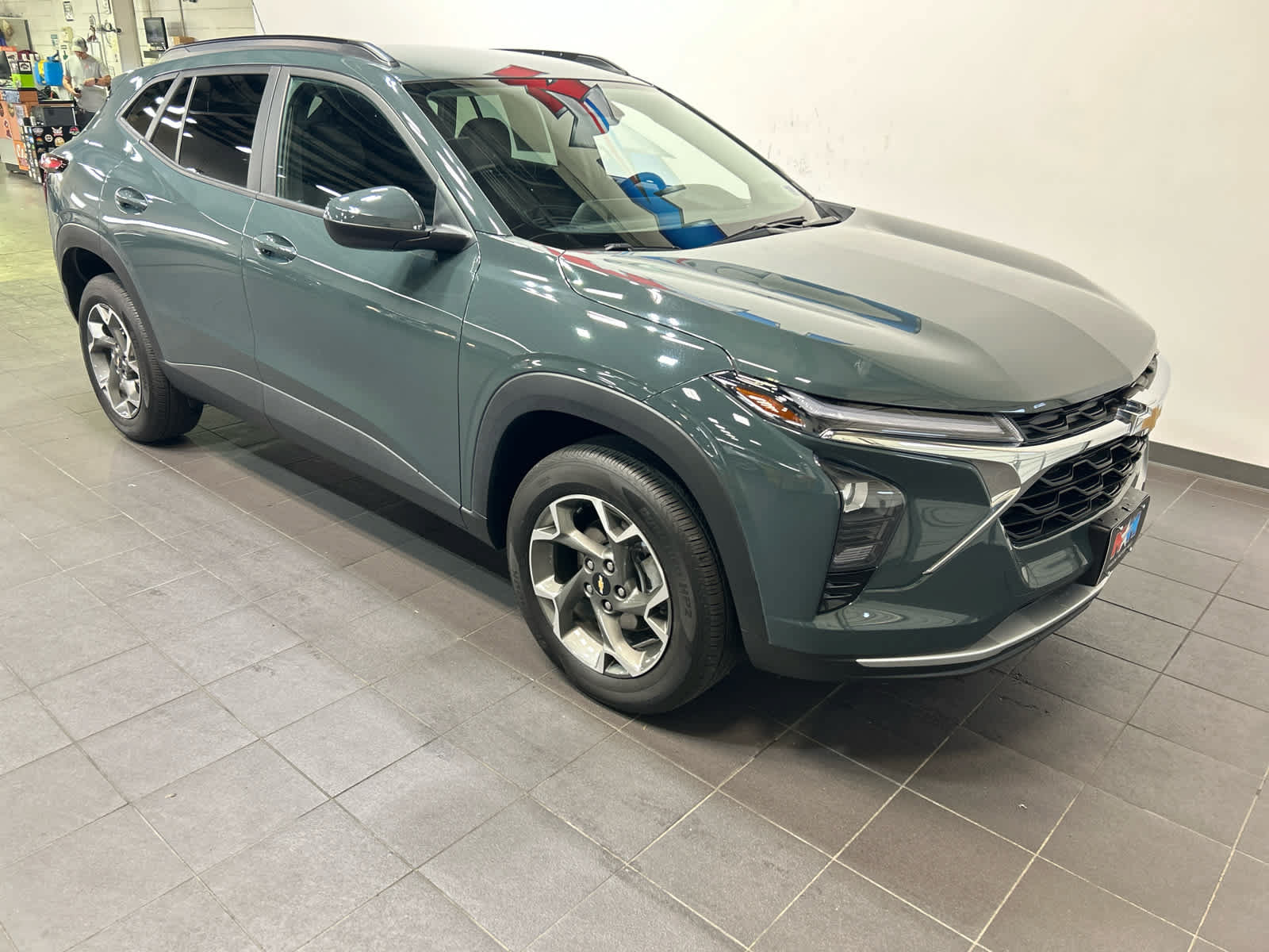 Used 2025 Chevrolet Trax LT FWD image 2