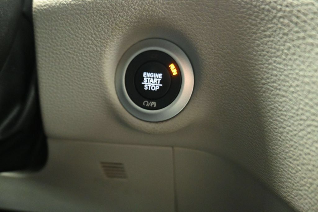 Used 2024 Chrysler Pacifica Limited FWD image 9