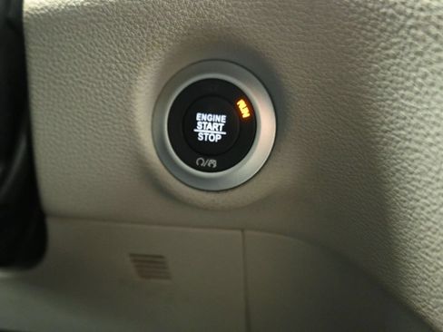 Used 2024 Chrysler Pacifica Limited FWD image 9