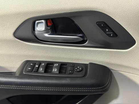 Used 2023 Chrysler Pacifica Touring-L FWD image 37