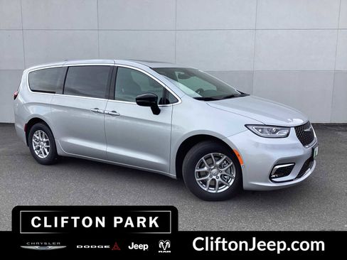 New 2026 Chrysler Pacifica Select image 1