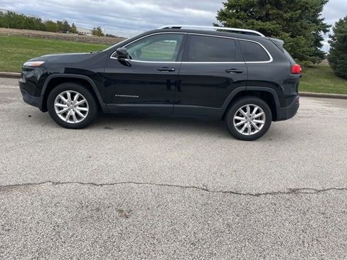 Used 2017 Jeep Cherokee Limited image 3