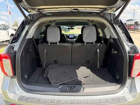 Used 2023 Ford Explorer XLT w/ Equipment Group 202A RWD image 9