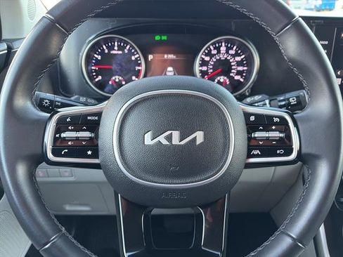 Used 2023 Kia Carnival LX image 17