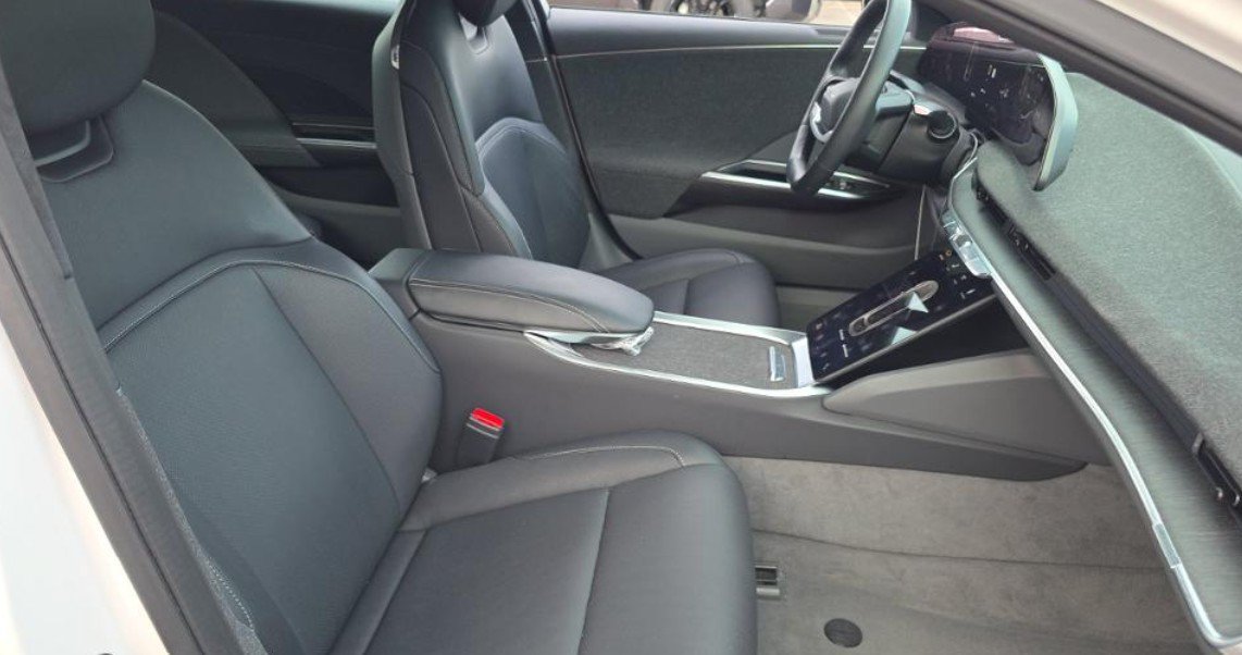 Used 2024 Lucid Air Pure RWD image 5