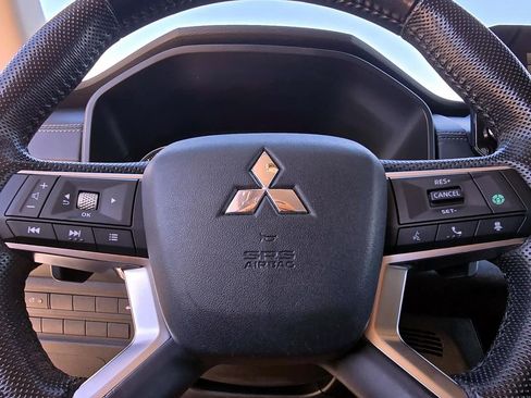 Used 2023 Mitsubishi Outlander SE image 12