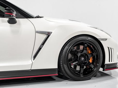 Used 2016 Nissan GT-R NISMO AWD/4WD image 42